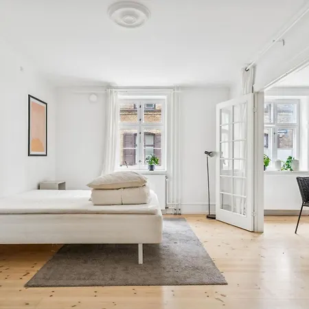 Daire - Steps From Nyhavn & Near Tivoli *